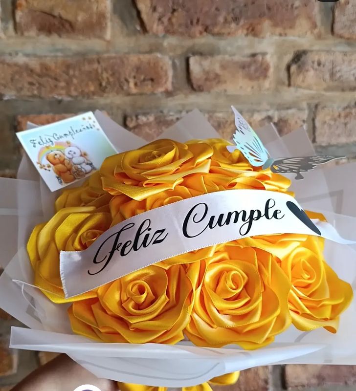 Ramo amarillo con cinta Feliz Cumple