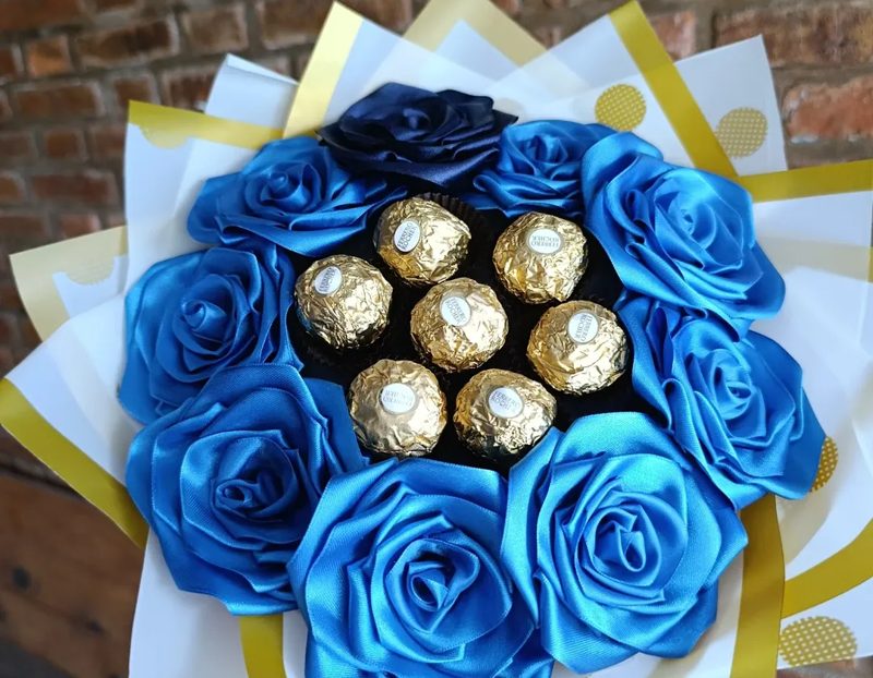Ramo de rosas azules con bombones