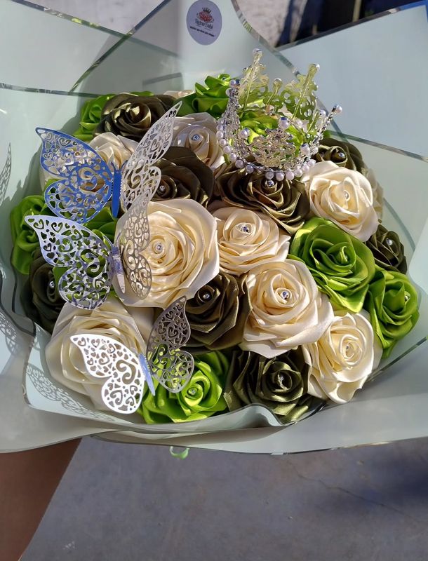 Ramo de rosas eternas verde y marfil con corona y mariposas