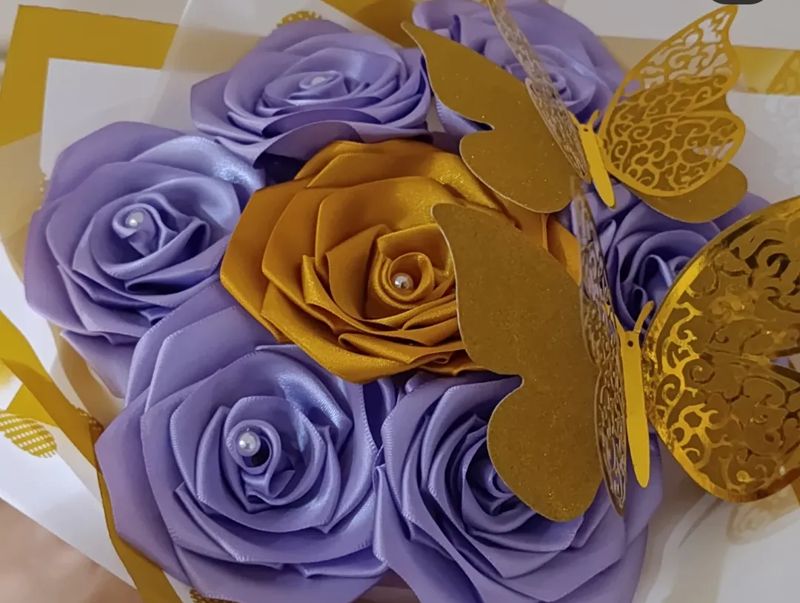 Ramo lila y dorado con mariposas