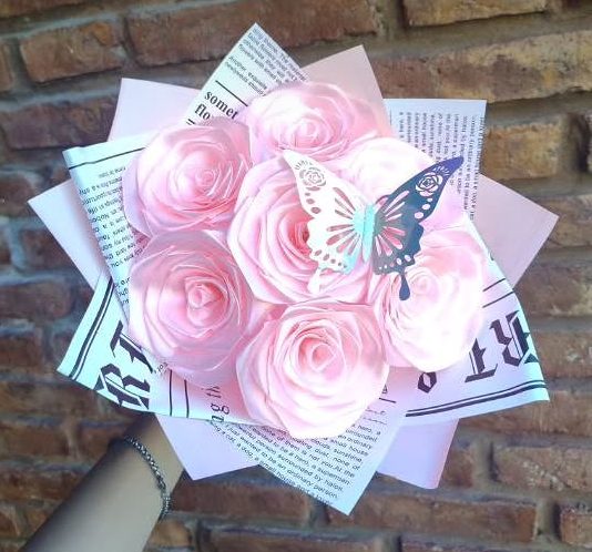 Ramo rosa claro con mariposa
