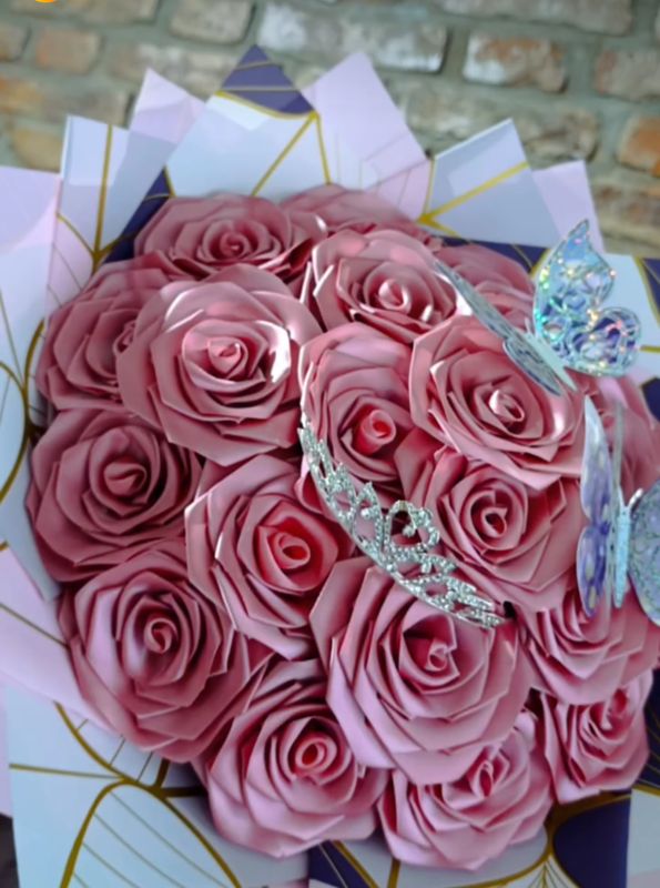 Ramo de 21 rosas perfumadas con corona