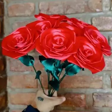 Ramo de rosas rojas con tallo