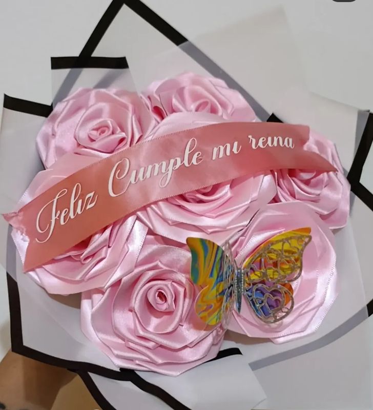 Ramo rosa con cinta personalizada y mariposa