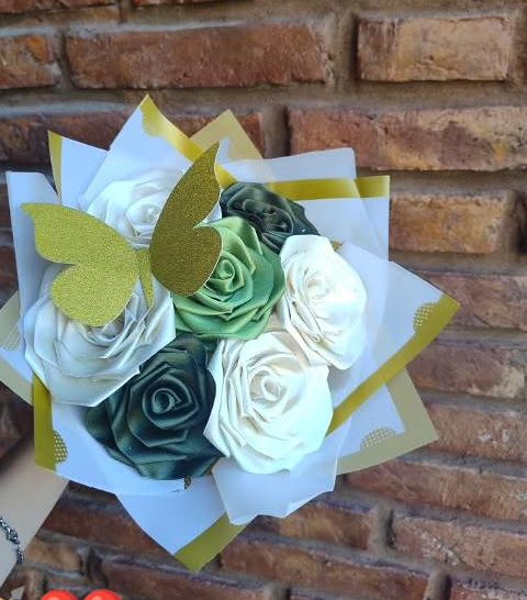 Ramo verde y blanco con mariposa dorada
